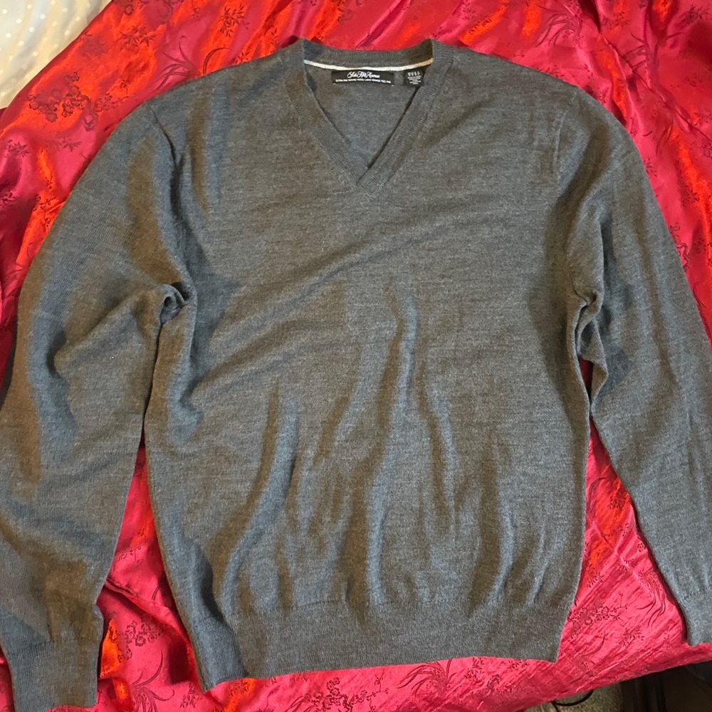 100% Merino Wool- Gray V-Neck Sweater Men's Medium